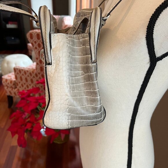 Guess two-tone alligator purse in good condition - Picture 3 of 7